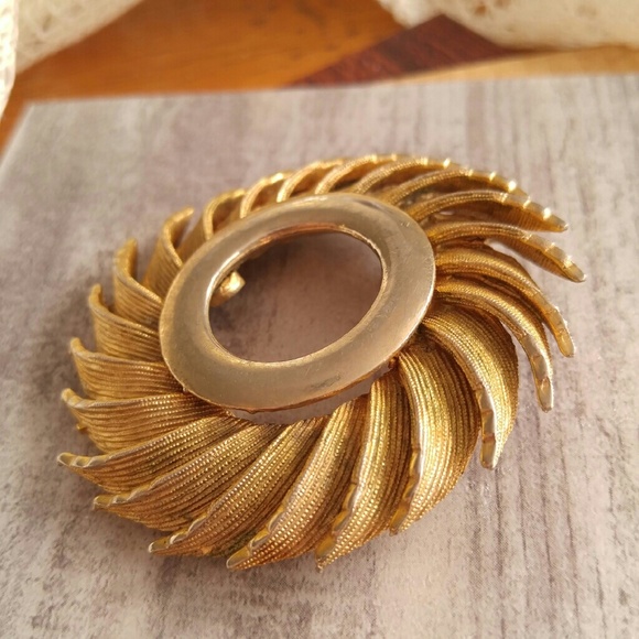 Vintage HAR sun brooch gold tone pin sunburst flower sunflower - Picture 4 of 5